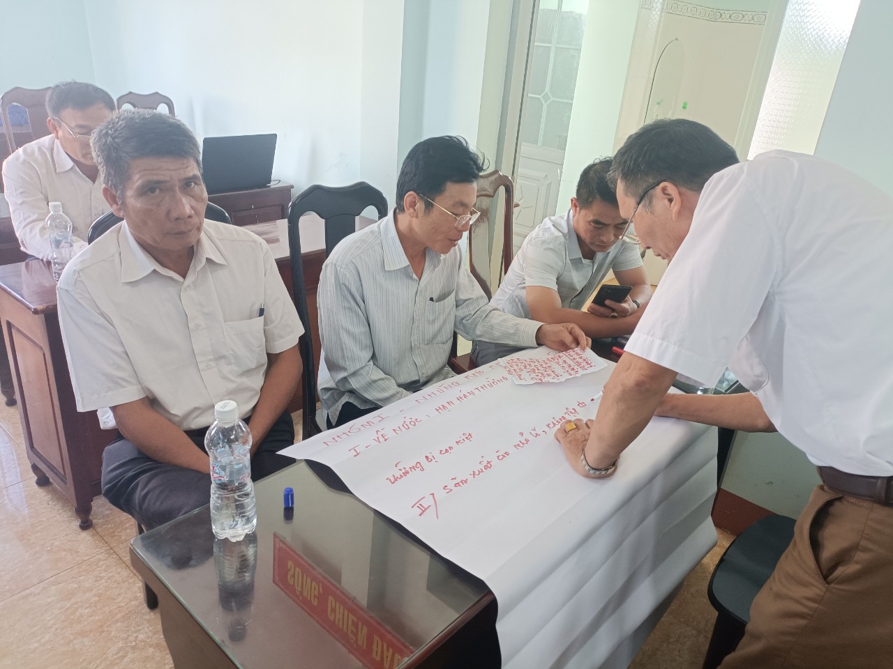 Hinh 3. Nhóm 1 tham gia thảo luận nhóm